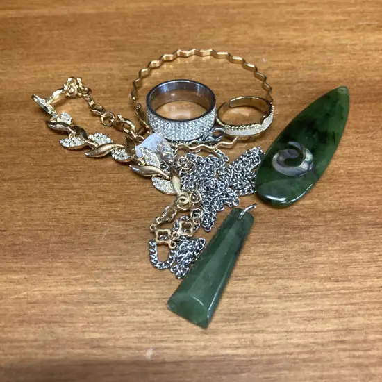 Assorted Jewellery & Greenstone Pendants